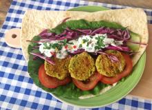 Falafel s rímskym šalátom, červenou kapustou a jogurtom