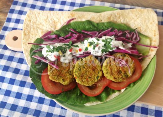 Falafel s rímskym šalátom, červenou kapustou a jogurtom