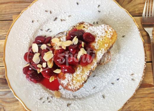 Francúzsky toast s čerešňovou omáčkou s levanduľou a mandľovými lupienkami